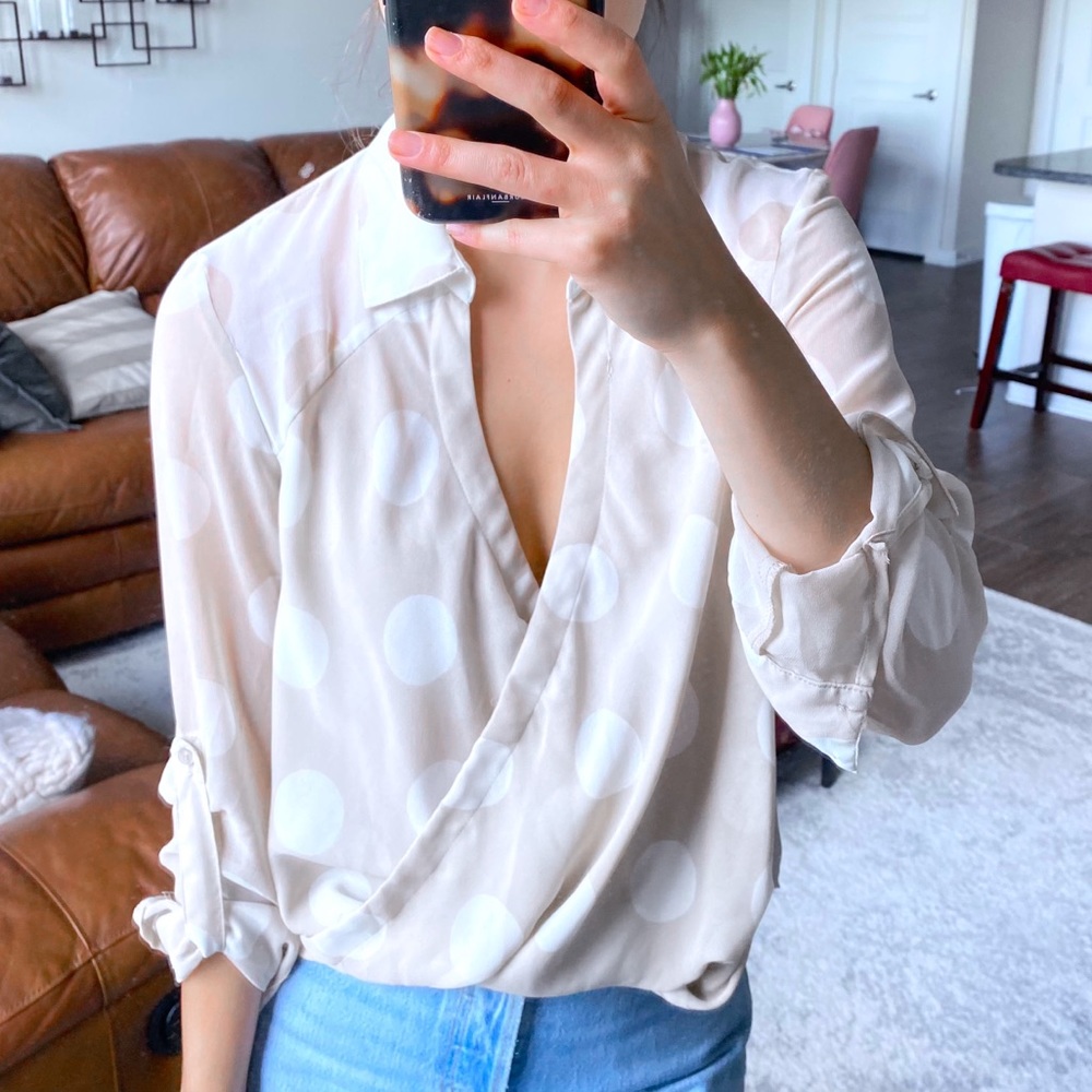 BEBE NUDE WHITE POLKA DOT ROLL TAB BLOUSE XS